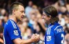 Filipe Luis (phải) khi còn khoác áo Chelsea