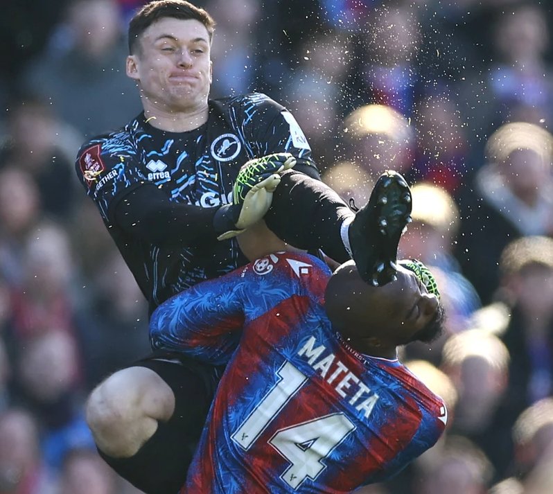 Pha vào bóng nguy hiểm khiến Roberts bị cấm thi đấu 6 trận. Ảnh: GETTY