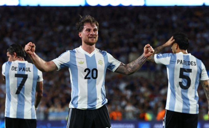 Argentina 4-1 Brazil: Vùi dập Selecao