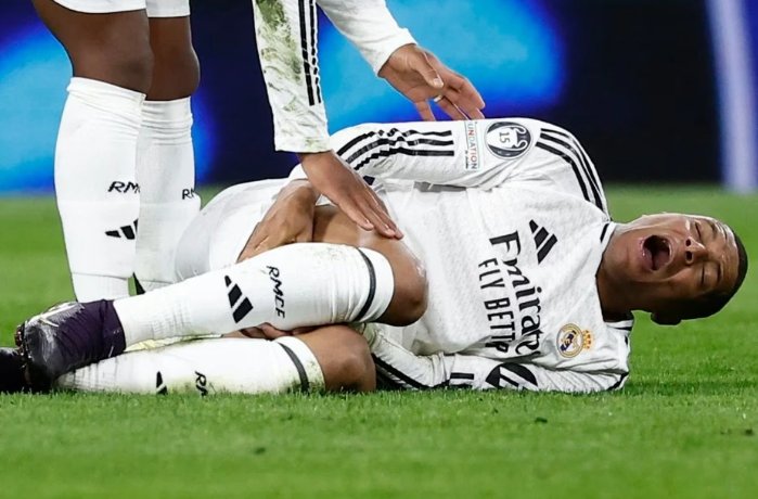 Mbappe chấn thương trong trận thua Arsenal.