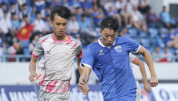 CLB Phú Thọ (áo trắng) dừng thi đấu giải hạng Nhì.