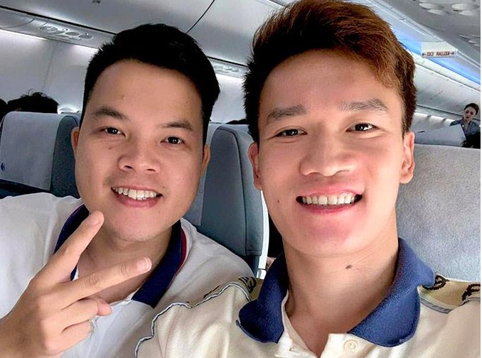 Hoàng Đức và bác sĩ Huy Thọ trên chuyến bay sang Malaysia ngày 25-5.