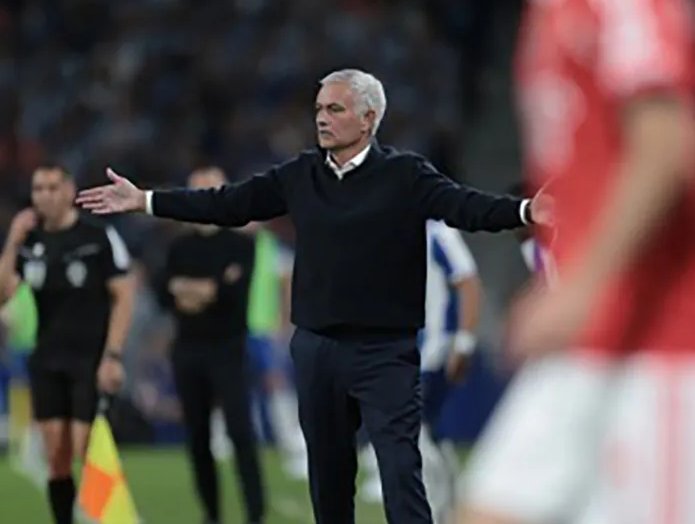 Mourinho không được fan Porto chào đón trong ngày trở lại CLB. ẢNH: EPA