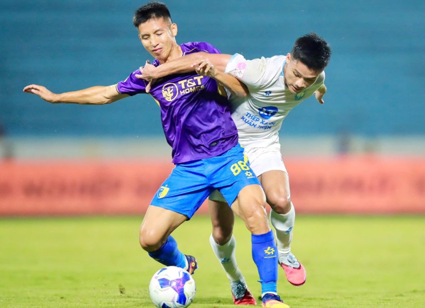 Công an Hà Nội (áo xanh) tiếp tục bám sát Ninh Bình trên bảng xếp hạng. Ảnh: VPF