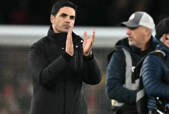 Mikel Arteta nổi sự tức giận trước hàng phòng ngự của Arsenal trong những phút cuối trận gặp Wolves. (Ảnh: AFP/Getty Images)