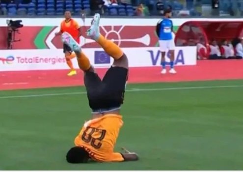 Sao Leicester gây tranh cãi với màn ăn mừng nguy hiểm