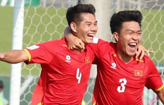 Trung vệ Nguyễn Hiểu Minh (trái) và Phạm Lý Đức