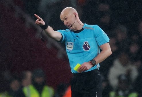 Anthony Taylor là cái gai trong mắt của fan Chelsea. Ảnh: Reuters.