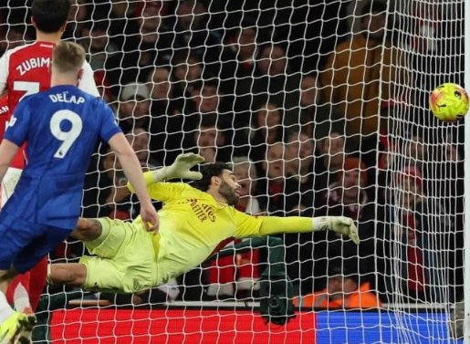 Pha cứu thua xuất sắc của Raya giúp Arsenal đánh bại Chelsea.