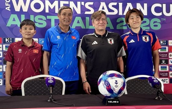 Đại diện ĐT nữ Việt Nam và ĐT nữ Nhật Bản dự cuộc họp báo trước trận đấu. (Ảnh: VFF)