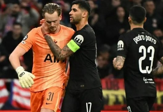 Đồng đội an ủi thủ thành trẻ Kinsky.