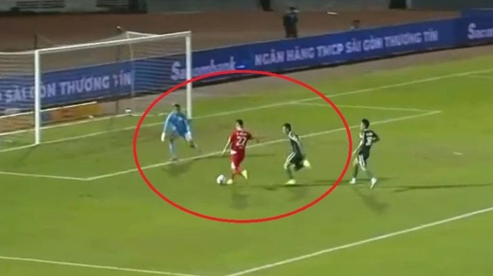 Pha bỏ lỡ khó tin của Tiến Linh.