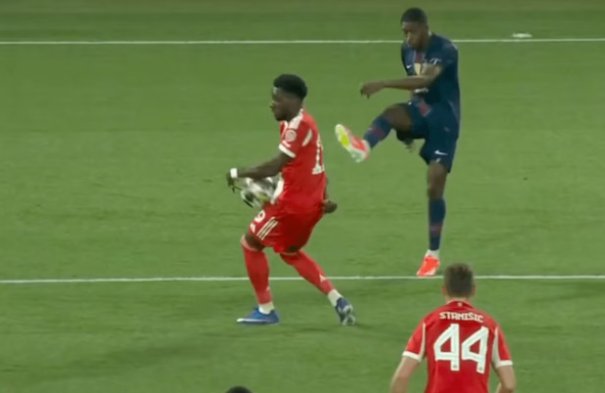 Tình huống Davies bị thổi phạt đền. Ảnh chụp màn hình