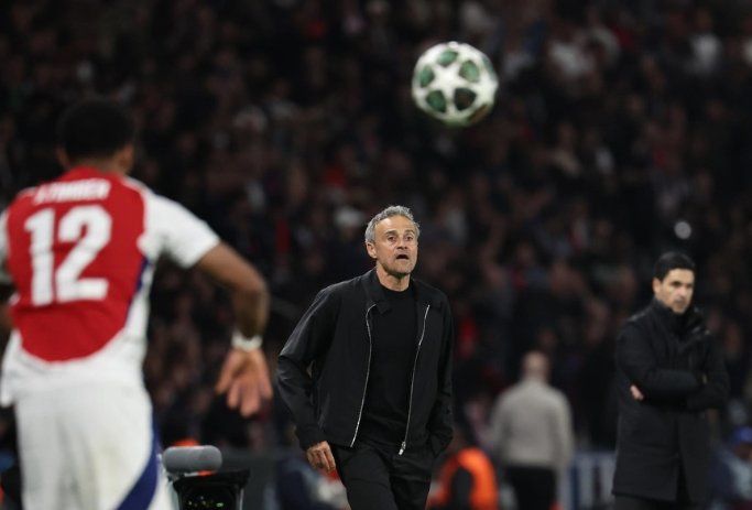 Luis Enrique trong trận thắng Arsenal. Ảnh: EFE