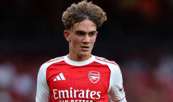 Sao trẻ Arsenal Dowman được ví như Messi.