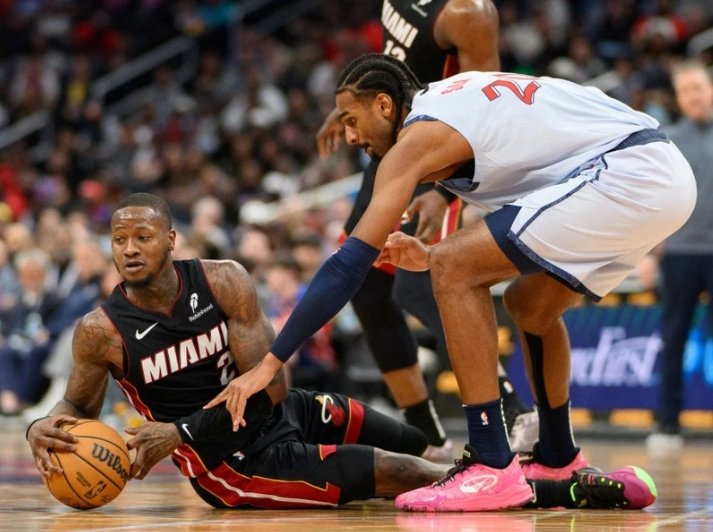 Terry Rozier (trái) đang vướng vòng lao lý.