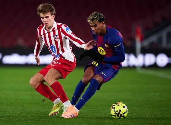 Yamal đi bóng trong trận gặp Atletico, trên sân Camp Nou, Barcelona, Tây Ban Nha hôm 2/12. Ảnh: Reuters